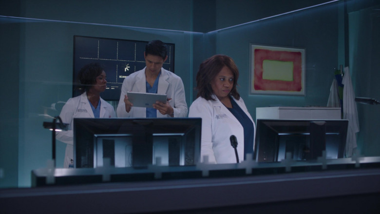 Microsoft Surface (Scene 7) Tablet + Windows 11 OS in Grey's Anatomy S21E05 "You Make My Heart Explode" (2024) - 601793