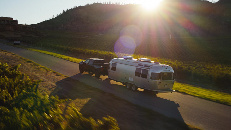 Airstream Travel Trailer in Tracker S02E04 "Noble Rot" (2024) - 609280