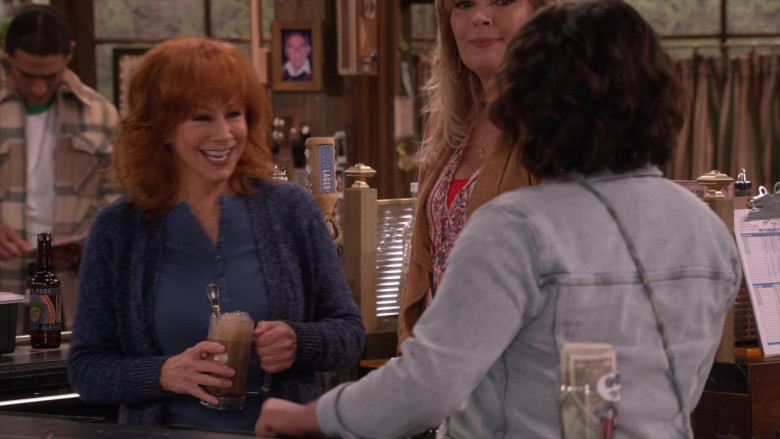 Tennessee Brew Works Beer and Urban Hiker Lager in Happy's Place S01E05 "Ladies' Night" (2024) - 622281