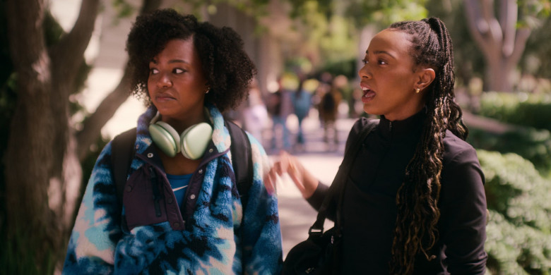 Apple AirPods Max Headphones in The Sex Lives of College Girls S03E02 "Lila by Lila" (2024) - 638207