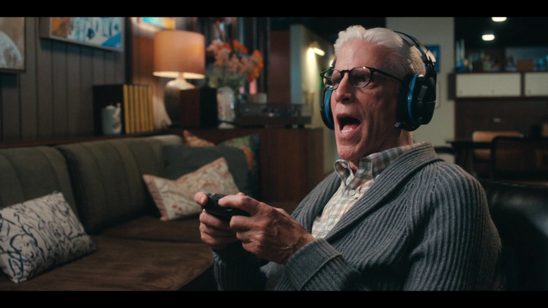 Xbox Controllers in A Man on the Inside S01E08 "The Spy Who Came in from the Cold" (2024) - 629633