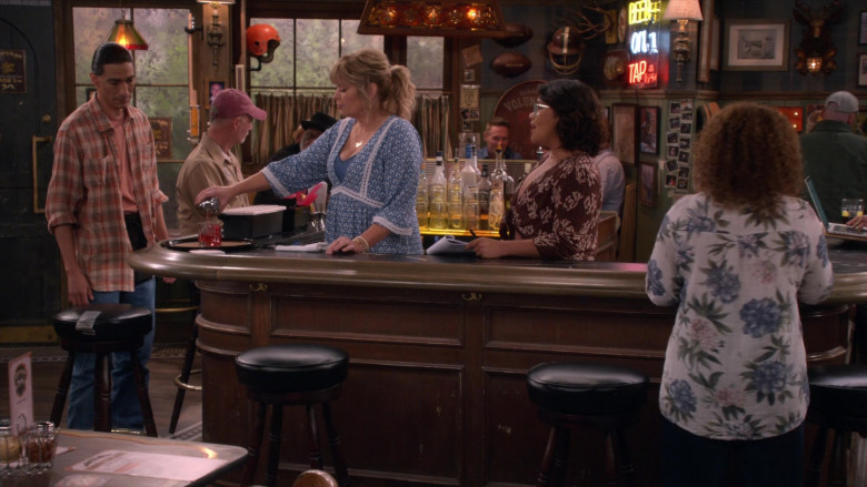 Malibu and Jack Daniel's in Happy's Place S01E04 "Fish Fry Monday" (2024) - 614832