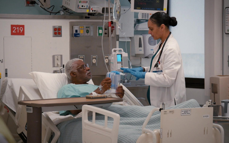 #1060 – ProductPlacementBlog.com – St. Denis Medical S01E01 (2024) – Product Placement Tracking (Timecode – 00h 17m 39s)