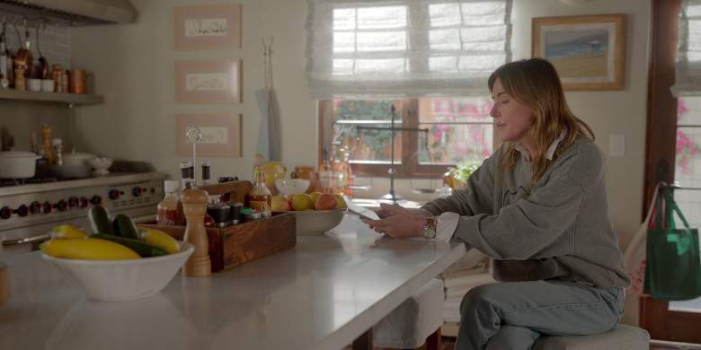 Cholula Hot Sauce in Shrinking S02E05 "Honesty Era" (2024) - 611127