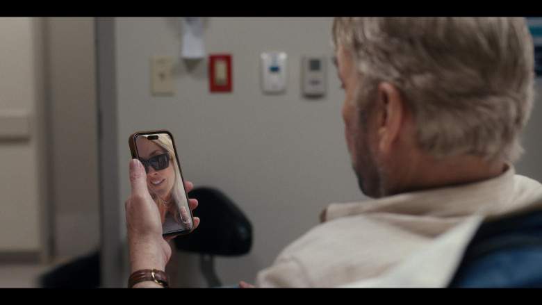 Apple iPhone and FaceTime App in Landman S01E02 "Dreamers and Losers" (2024) - 622662