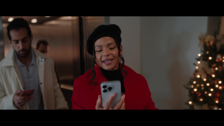 Apple iPhone Smartphones in Meet Me Next Christmas (2024) - 611311