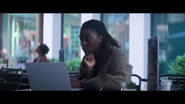 Samsung Laptop in The Day of the Jackal S01E03 (2024) - 612597