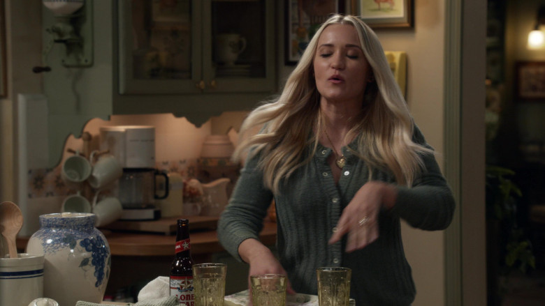 Lone Star Beer in Georgie & Mandy's First Marriage S01E03 "Secrets, Lies and a Chunk of Change" (2024) - 606816