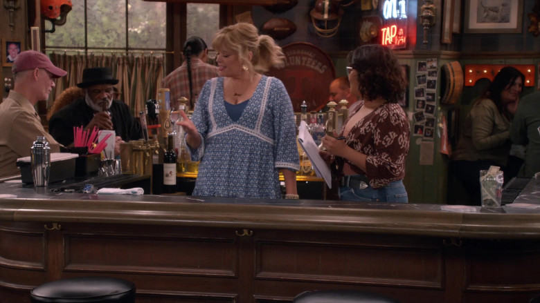 Canvasback Winery Wine in Happy's Place S01E04 "Fish Fry Monday" (2024) - 614737