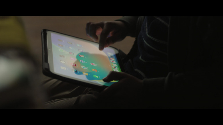 Apple iPad Tablet in Cross S01E02 "Ride the White Horsey" (2024) - 619754