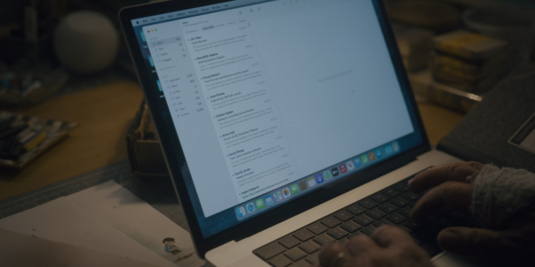 Apple MacBook Laptop in Before S01E04 "Symbols and Signs" (2024) - 612783