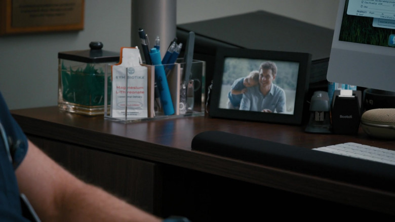 Cymbiotika , Scotch, Apple iMac in St. Denis Medical S01E02 "A Very Robust Personal Life" (2024) - 618905