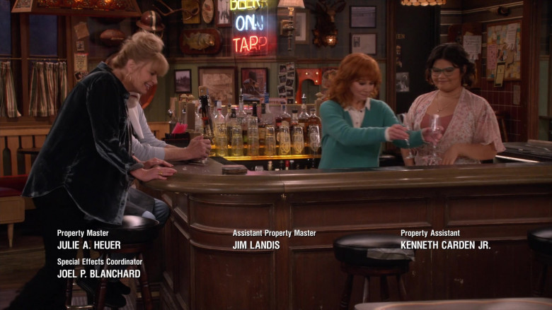 Captain Morgan Rum in Happy's Place S01E05 "Ladies' Night" (2024) - 622167