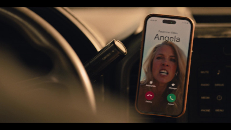 Apple iPhone and FaceTime App in Landman S01E01 "Landman" (2024) - 622428