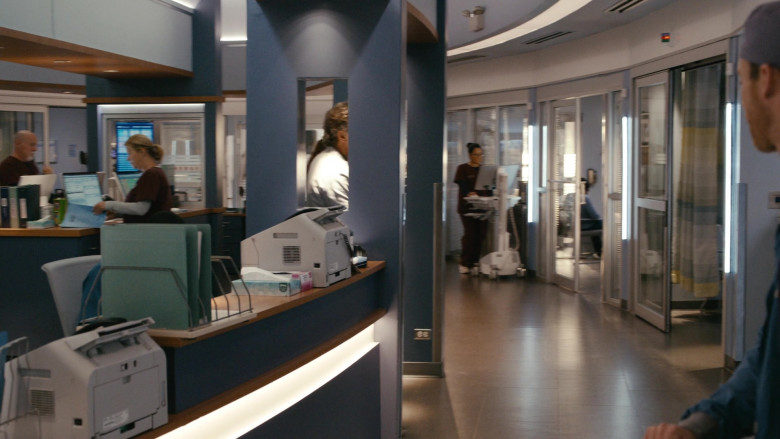 Kleenex Tissues in Chicago Med S10E06 (2024) - 611860