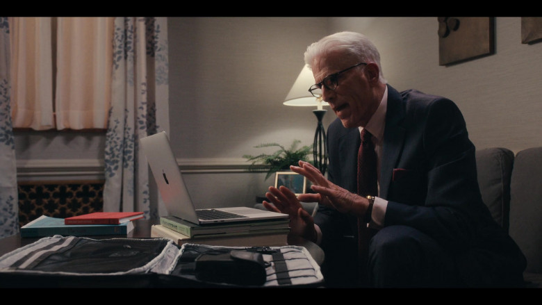 Apple MacBook Laptops in A Man on the Inside S01E02 "The Man Who Knew Too Much About Bridges" (2024) - 628860