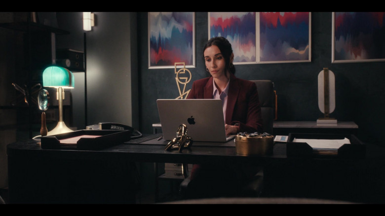 Apple MacBook Laptops in A Man on the Inside S01E06 "Our Man in Sacramento" (2024) - 629293