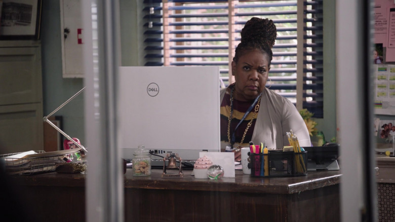 Dell All-In-One Computers in Abbott Elementary S04E06 "The Deli" (2024) - 619272