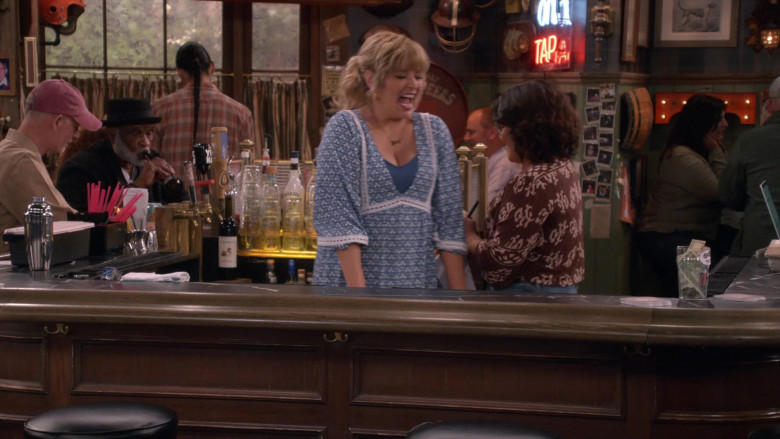 Canvasback Winery Wine and Malibu in Happy's Place S01E04 "Fish Fry Monday" (2024) - 614779