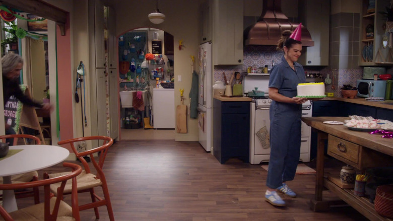 Adidas Sneakers in Lopez vs Lopez S03E04 "Lopez vs the Roast of George Lopez" (2024) - 615281