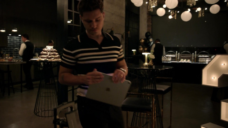 Apple iPad Tablet in 9-1-1 - Lone Star S05E07 "Kiddos" (2024) - 616374