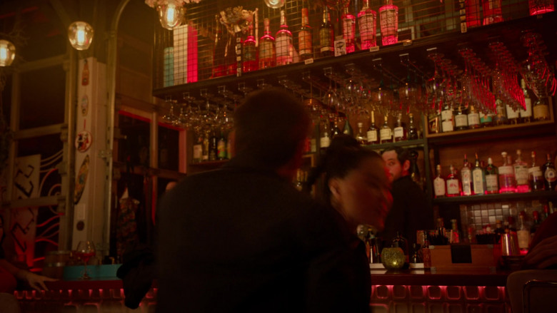 Del Maguey Vida Mezcal, Hennessy Cognac, Martell, Bombay Sapphire, Tanqueray, Plymouth Gin in Cobra Kai S06E08 "Snakes on a Plane" (2024) - 620579