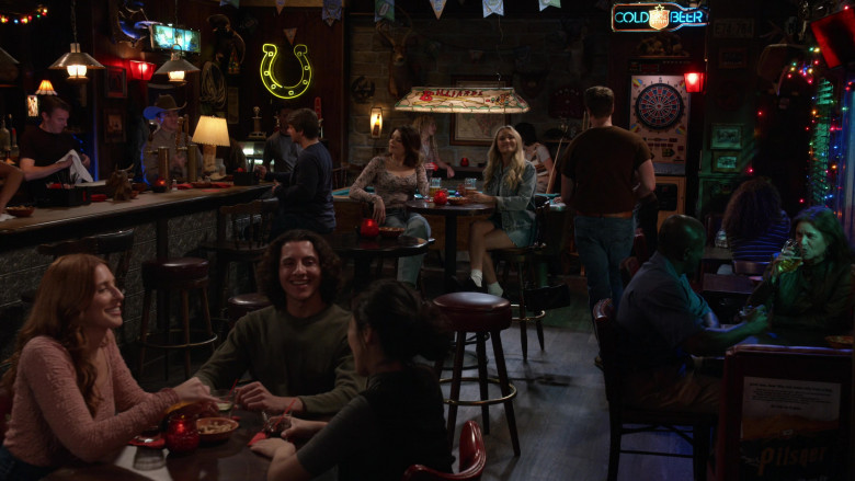 Lone Star Beer Sign in Georgie & Mandy's First Marriage S01E04 "Todd's Mom" (2024) - 613066