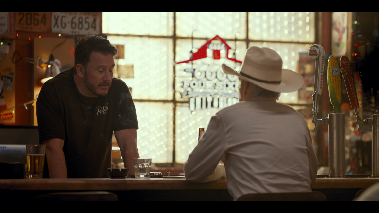 Stella Artois, Busch Light, Kona Longboard Lager in Landman S01E02 "Dreamers and Losers" (2024) - 623060