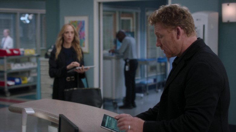 Microsoft (Scene 10) Surface Tablet in Grey's Anatomy S21E07 "If You Leave" (2024) - 621279