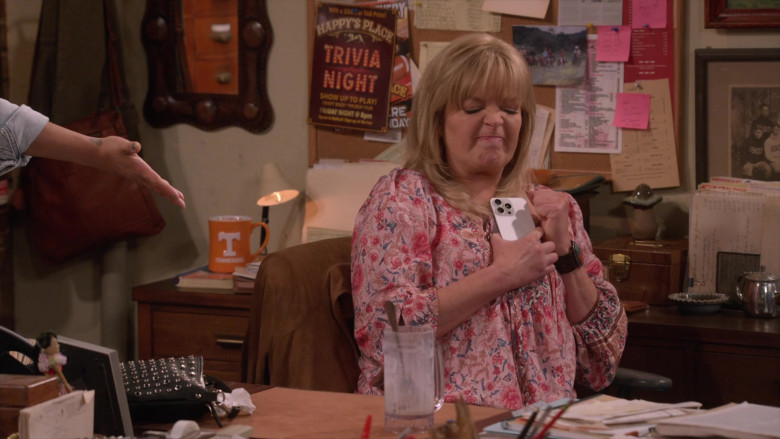 Apple iPhone Smartphones in Happy's Place S01E05 "Ladies' Night" (2024) - 622094