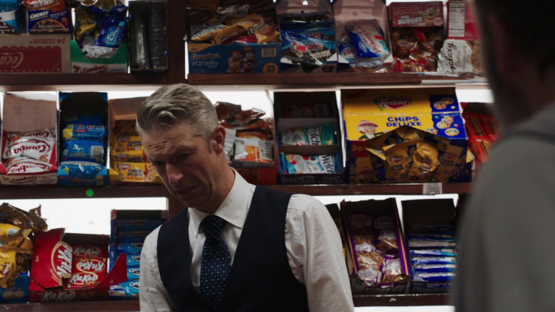 Nabisco Oreo, Combos, Frito-Lay Grandma's Variety Mix, Hostess Brands, Chips Ahoy!, Welch's, Keebler, Reese's, Kit Kat, Almond Joy, Twix in Law & Order - Special Victims Unit S26E08 "Cornered" (2024) - 630002