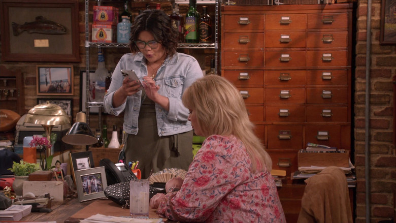 Tennessee Brew Works, Gray Whale Gin, Del Maguey Vida Mezcal, Fraser & Thompson Whiskey, Grey Goose Vodka, Apple iPhone Smartphone in Happy's Place S01E05 "Ladies' Night" (2024) - 622305