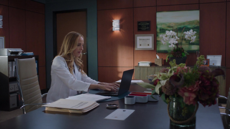 Microsoft Surface (Scene 9) Tablet in Grey's Anatomy S21E06 "Night Moves" (2024) - 613280