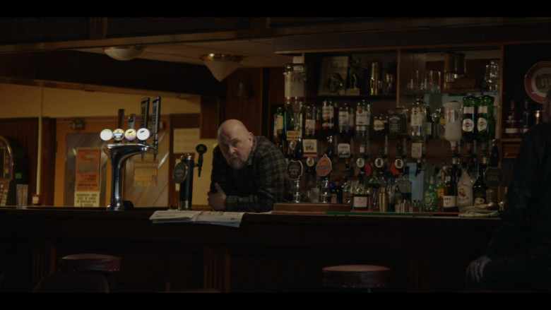 Carling Beer, Bell's Whisky, Bacardi, Jack Daniel's, Smirnoff, Martini, Malibu in Sherwood S02E04 (2024) - 617937