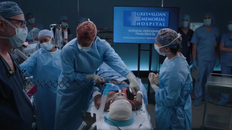 Microsoft (Scene 11) Surface Tablet in Grey's Anatomy S21E08 "Drop It Like It's Hot" (2024) - 629821