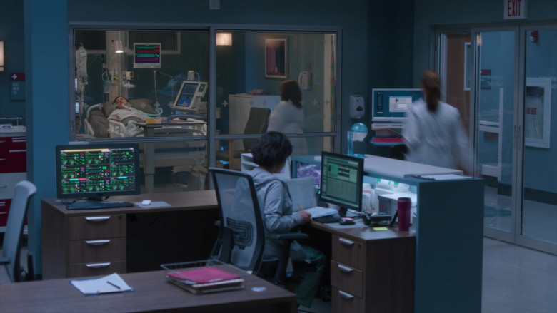 Microsoft (Scene 12) Windows OS and Surface Tablet in Grey's Anatomy S21E07 "If You Leave" (2024) - 621291