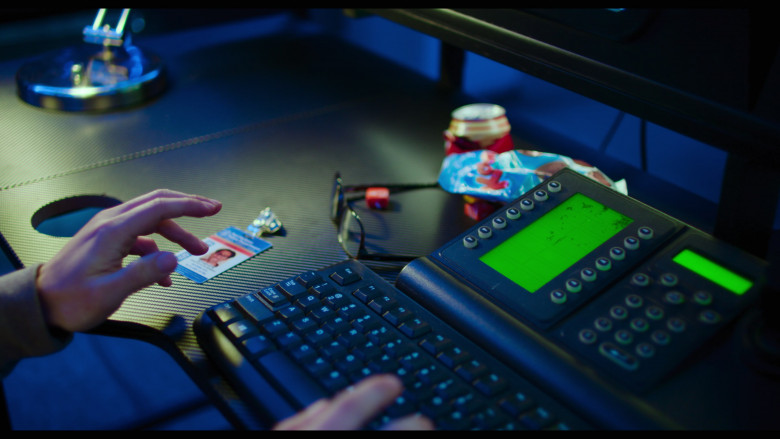 Microsoft Windows Logo (Keyboard) in Interior Chinatown S01E03 "Tech Guy" (2024) - 624822