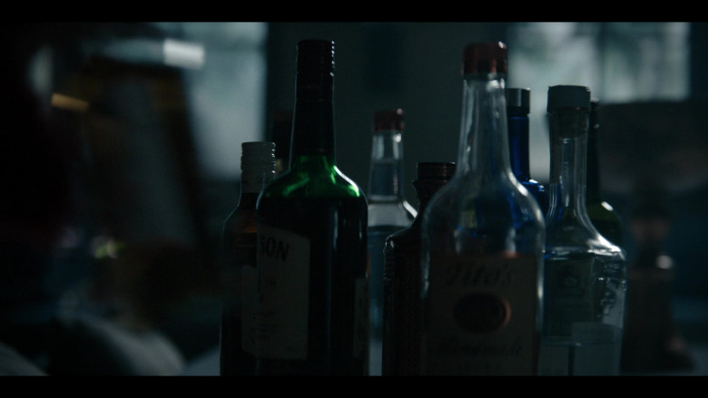 Jameson Whisky and Tito's Vodka in The Penguin S01E08 "Great or Little Thing" (2024) - 616060