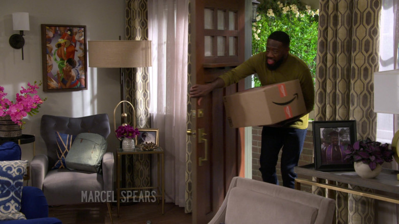 Uppababy Backpack and Amazon Prime Box in The Neighborhood S07E05 "Welcome to Commitment" (2024) - 633789