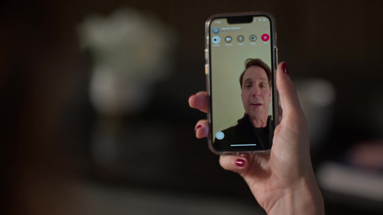 Apple iPhone and FaceTime in Cobra Kai S06E06 "Benvinguts a Barcelona" (2024) - 620498