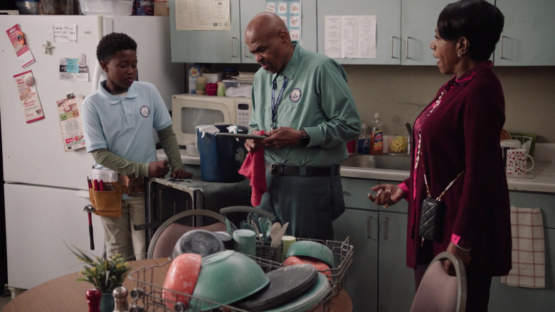 Swiss Miss, Lipton Tea, Ajax Dishwashing Liquid in Abbott Elementary S04E06 "The Deli" (2024) - 619429