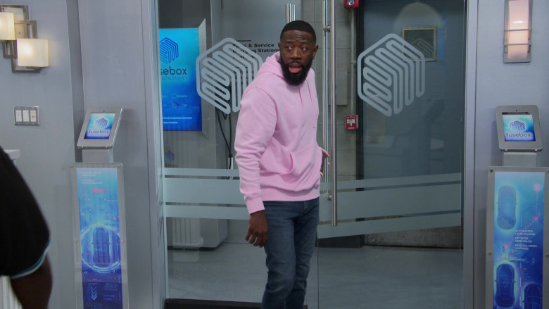 Nike Hoodie in The Neighborhood S07E03 "Welcome to the Vote" (2024) - 610161