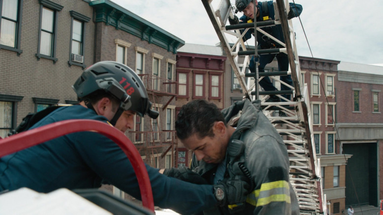 Mechanix Gloves in 9-1-1 S08E07 "Hotshots" (2024) - 620475