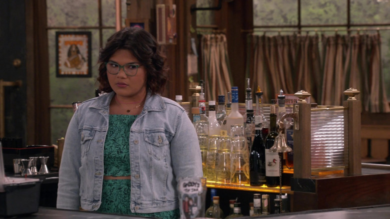 Olmeca Altos Tequila and Canvasback Winery in Happy's Place S01E04 "Fish Fry Monday" (2024) - 614869