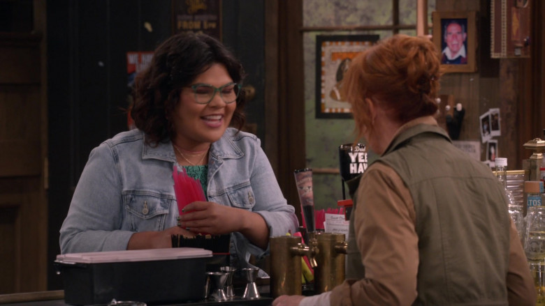 Olmeca Altos Tequila and Yee-Haw Beer in Happy's Place S01E04 "Fish Fry Monday" (2024) - 614873