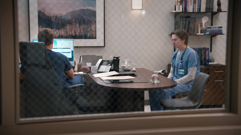 Apple iMac Computer and Vtech Phone in St. Denis Medical S01E02 "A Very Robust Personal Life" (2024) - 618788