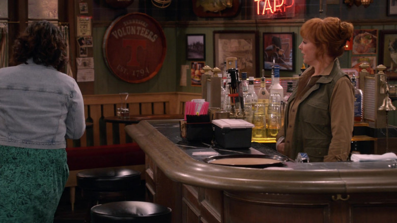 Malibu and Seagram's Gin in Happy's Place S01E04 "Fish Fry Monday" (2024) - 614837