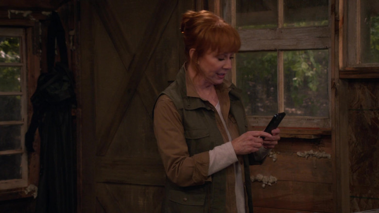 Apple iPhone Smartphone in Happy's Place S01E04 "Fish Fry Monday" (2024) - 614659