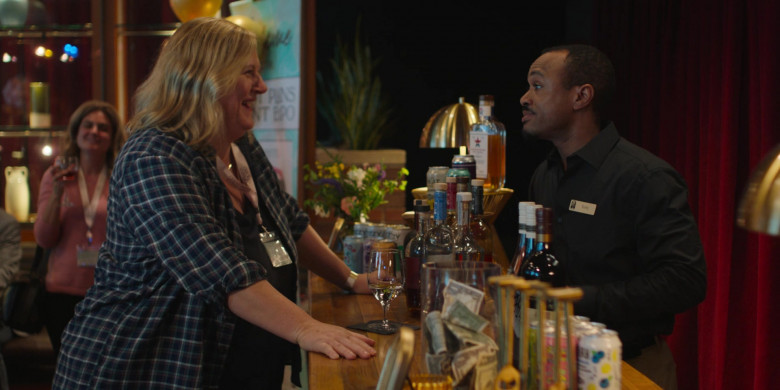 Olipop Soda, Vizzy Hard Seltzer, Redneck Riviera Whiskey in Somebody Somewhere S03E04 "What if it spreads?" (2024) - 623693