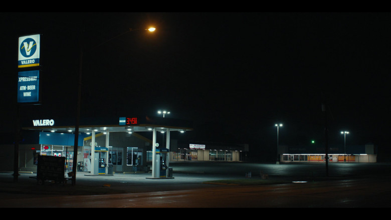 Valero Gas Station in Landman S01E01 "Landman" (2024) - 622653